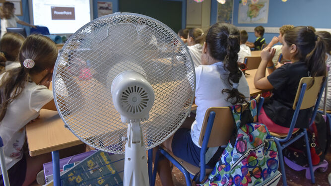 Un ventilador refresca una de las clases del CEIP Cruz del Campo.