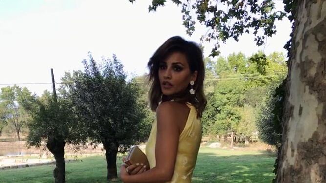 M&oacute;nica Cruz de amarillo con vestido de Emilio Salinas Atelier. Instagram.