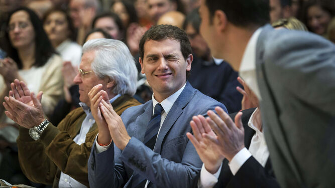 El presidente de Ciudadanos, Albert Rivera, le guiña un ojo al entonces candidato a la alcaldía de Sevilla Javier Millán, en marzo de 2015.