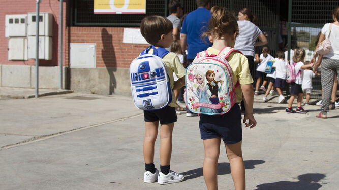 Imagen de archivo de varios alumnos entrando en el CEIP Vara del Rey, en Tablada.