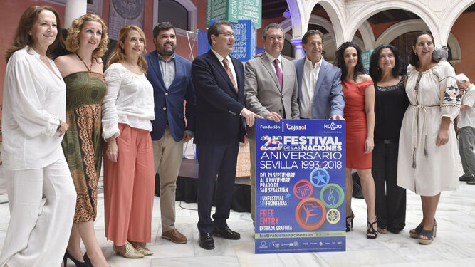 Responsables del festival, autoridades y artistas participantes, en el acto de presentación en la Fundación Cajasol.