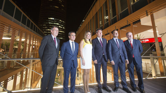 De izquierda a derecha, Antonio Cayuela, Rafael Herrador, Susana Díaz, Juan Españdas, Alfonso R. Gómez de Celis y Fernando R. Villalobos