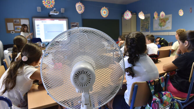 Imagen de archivo de varios alumnos del CEIP Cruz del Campo dando clase frente a ventiladores.