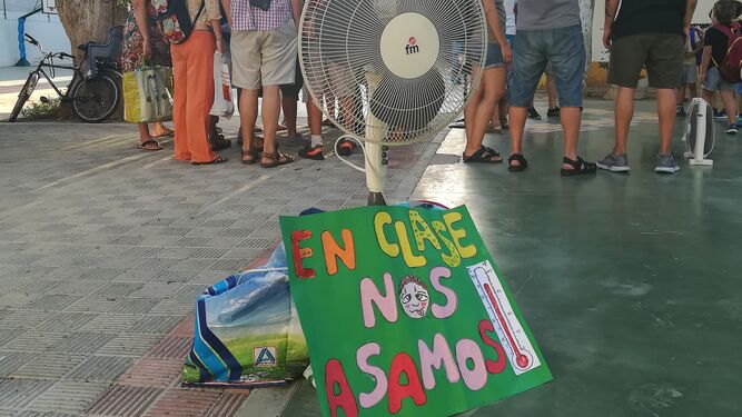 Protesta de padres por el calor en los centros sevillanos.