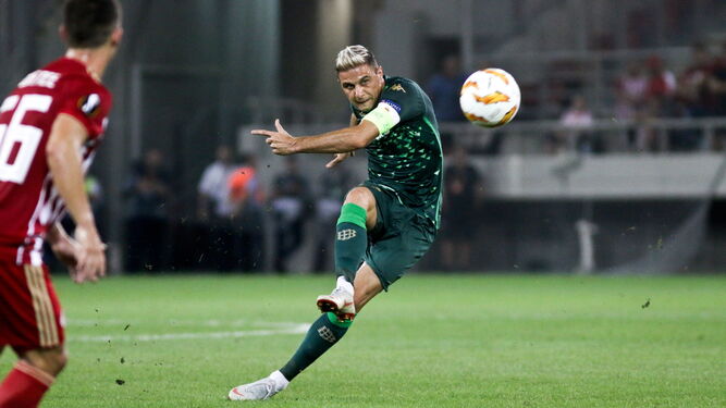 Joaquín golpea un balón durante el partido frente al Olympiacos