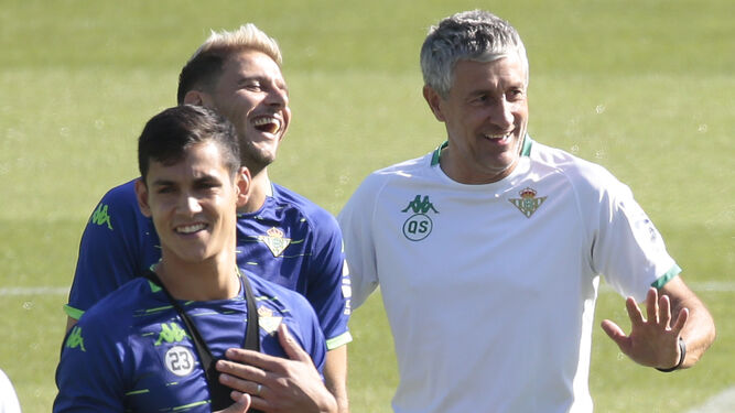 Joaquín y Setién bromean ante Mandi en el entrenamiento de ayer en el Villamarín.