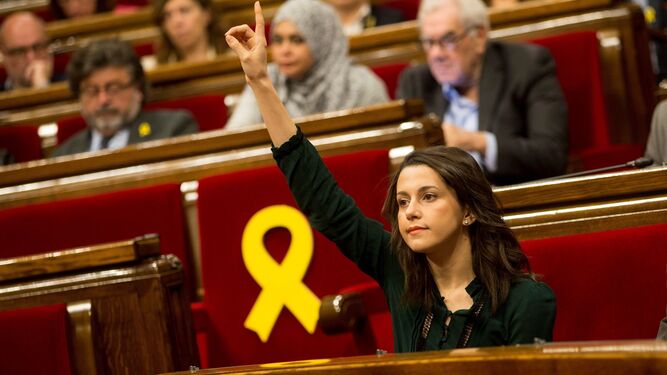 Inés Arrimadas pide la palabra en el Parlament ante uno de los lazos amarillos gigantes colocados por los independentistas.