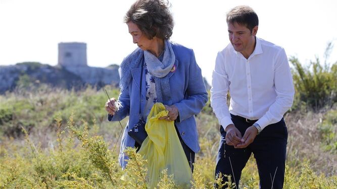 La Reina Sofía recoge residuos en el entorno del puerto de Mahón