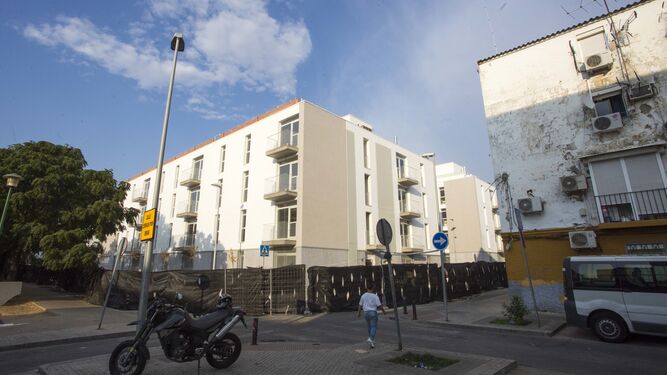 Los dos nuevos edificios de alquiler social, entre las calles Tordo y Estornino. Al lado, los viejos bloques del Ayuntamiento.