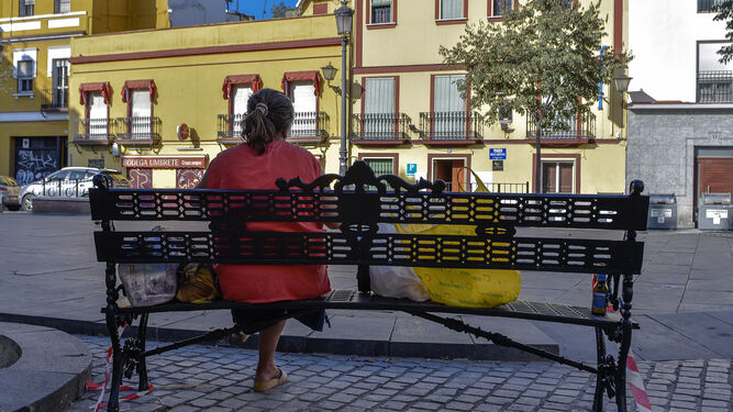 Una mujer sentada en uno de los bancos de forja instalados la semana pasada en la Plaza del Pumajero.