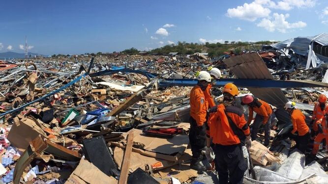 Los equipos de rescate prosiguen con la búsqueda de víctimas tras el terremoto y posterior tsunami del viernes pasado en Palu.