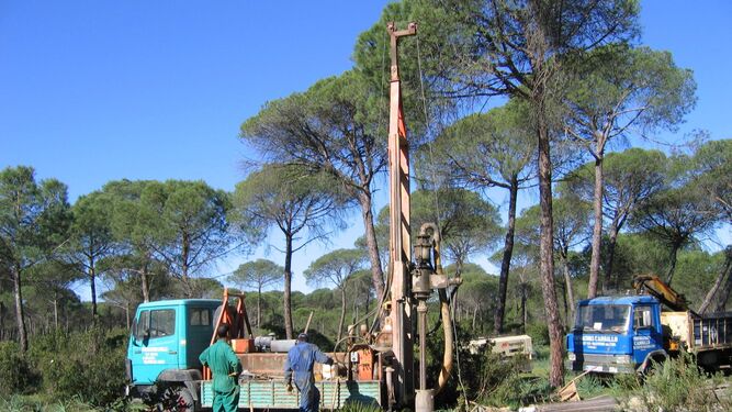 Perforación un pozo en el entorno de Doñana.