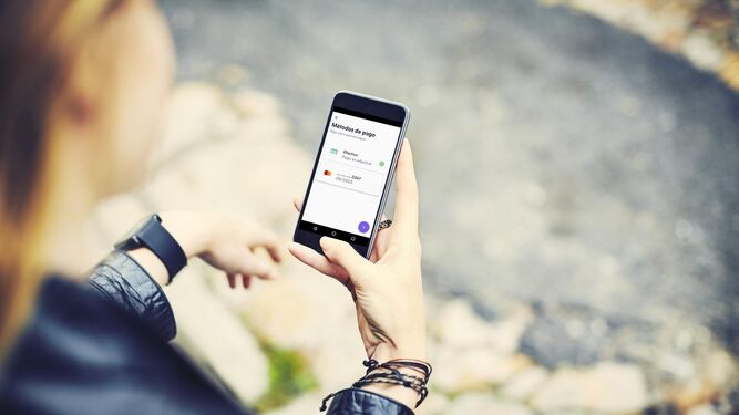 Una usuaria ve las opciones de pago en la app de Cabify.