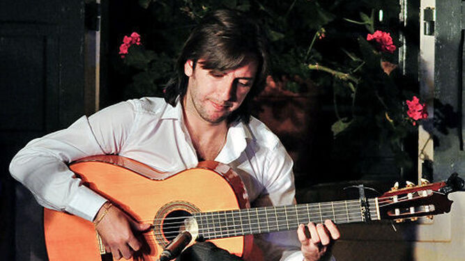 El guitarrista onubense Manuel de la Luz fue anoche el protagonista del Festival de Guitarra de Sevilla.