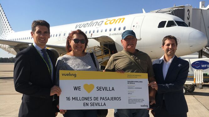 De izquierda a derecha: Jesús Caballero (Director del Aeropuerto de Sevilla), Antonio Guzmán (pasajero 16 millones) y su mujer, María Luisa Mata, y Gabriel Schmilovich (director de Estrategia de Red de Vueling).