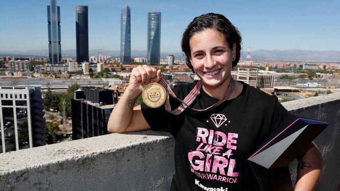 Ana Carrasco posa frente al 'skyline' de Madrid con sus trofeos de campeona del mundo.