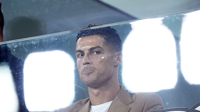 Cristiano Ronaldo viendo un partido desde la grada.