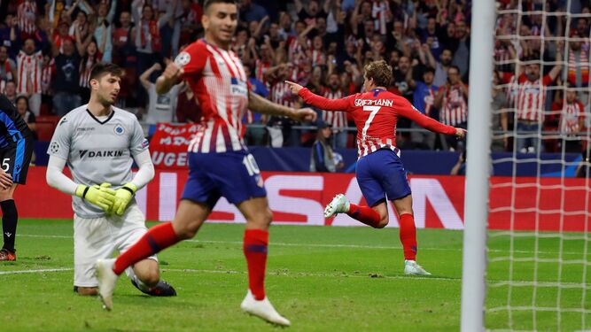 Griezmann, de espaldas, celebra el segundo gol del Atlético de Madrid frente al Brujas.