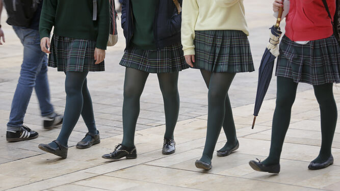 Estudiantes en uniforme paseando por el centro histórico de Málaga.