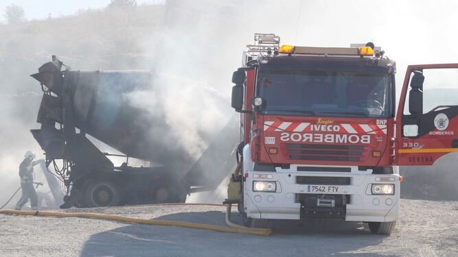 Bomberos de la provincia, en un incendio de maquinaria en Gerena.