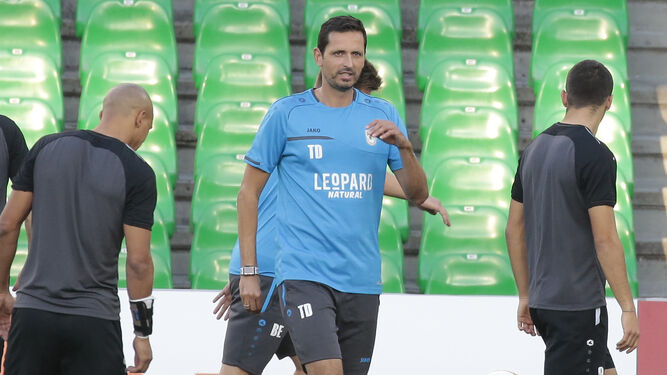 Dino Toppmöller, técnico del Dudelange, en la sesión vespertina de ayer en Villamarín.