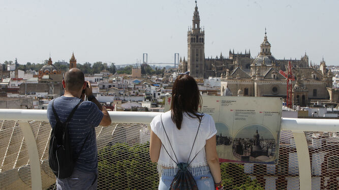 Unos turistas observan la Catedral desde el mirador de las 'setas'.