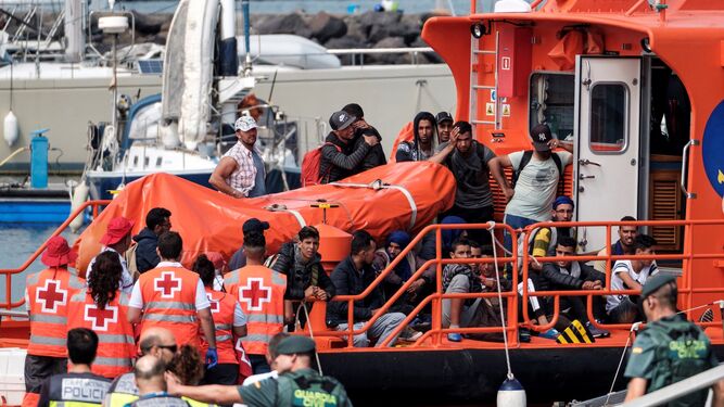 Un buque de Salvamento Marítimo atraca con un grupo de inmigrantes magrebíes.