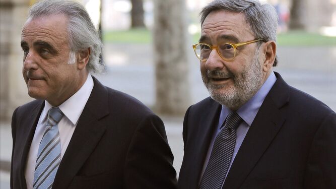 El ex presidente de CatalunyaCaixa Narcís Serra y su abogado, a su llegada este jueves por la mañana a la Audiencia de Barcelona.