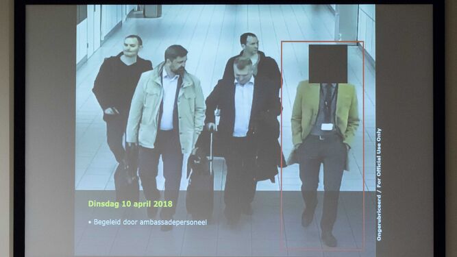 El Gobierno holandés difundió esta foto de cuatro oficiales rusos a su llegada a Amsterdam.