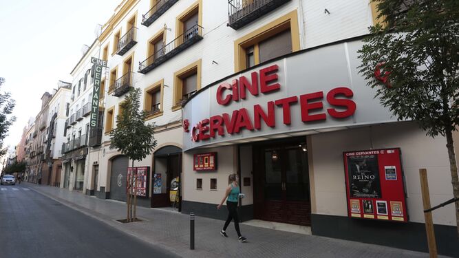 Fachada del Cine Cervantes