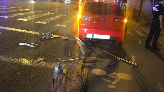 La valla que delimita el carril bici ha quedado destrozada.