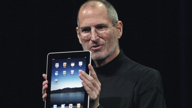 Steve Jobs, con el primer iPad.