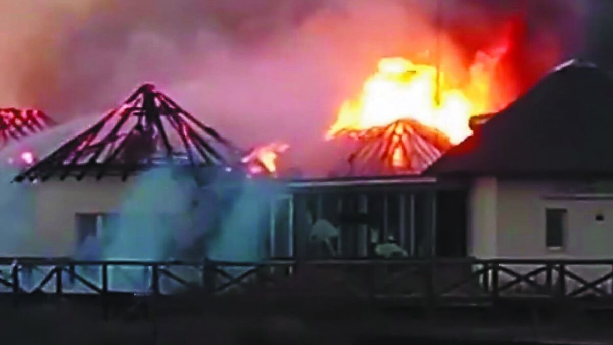 Captura de un vídeo en el que se ven las llamas devorando el centro de interpretación de la naturaleza y el litoral 'El Camaleón'.