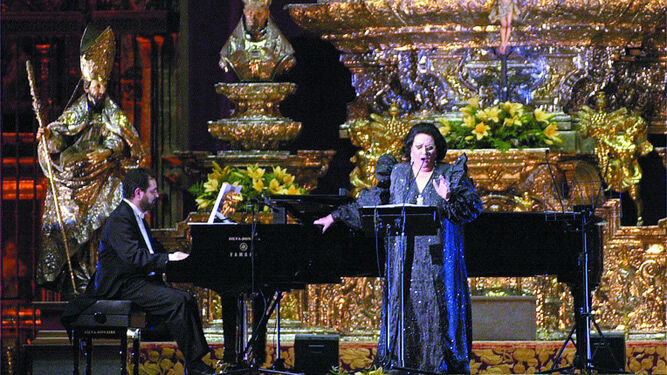 Montserrat Caballé en un recital en la catedral de Sevilla en mayo de 2000