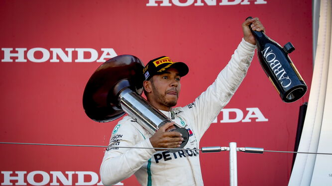 Hamilton celebra su tirunfo en el podio.