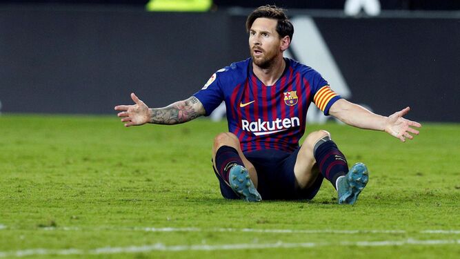 Messi se lamenta sobre el suelo