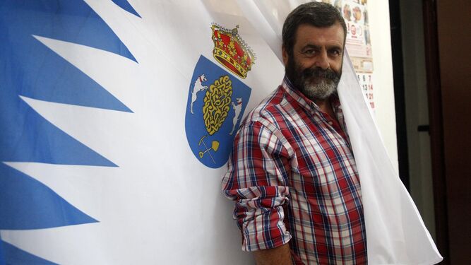 El alcalde de La Zarza-Perrunal, Juan Manuel Serrano, con la bandera de la localidad.