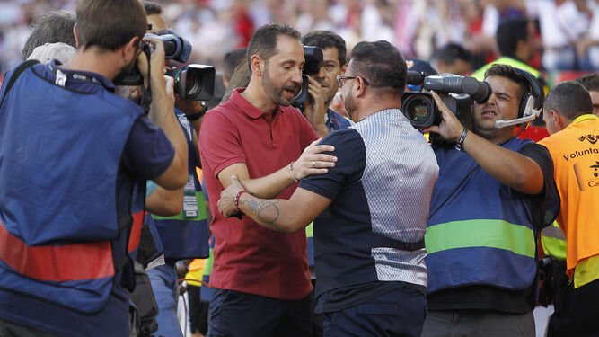 Pablo Machín se saluda con Antonio Mohamed antes del partido.