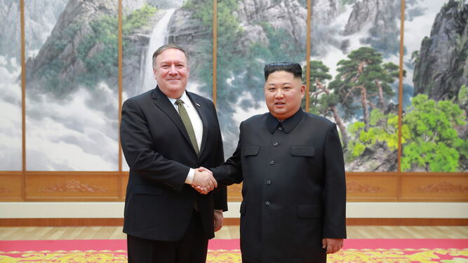 Pompeo da la mano a Kim Jong-Um