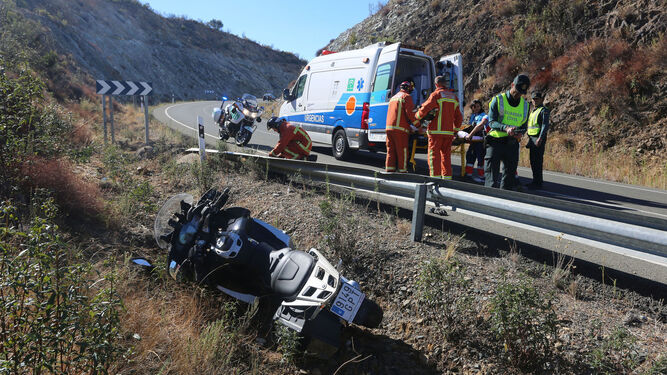Guardia Civil y servicios sanitarios, en el escenario de un accidente de moto