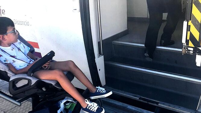 Pablo, de siete años, uno de los afectados por los trenes no adaptados de Sevilla-Málaga.