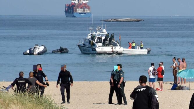 Agentes de la Policía en la playa de Getares (Algeciras) donde murió arrollado un menor el pasado mes de mayo.