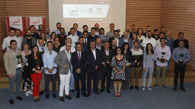 El director de Vodafone en España y Andalucía, Antonio Fernández, y el consejero de Empleo, Empresa y Comercio, Javier Carnero, rodeados de los participantes en el programa.