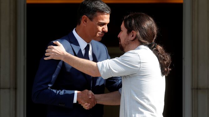 Pedro Sánchez recibe a Pablo Iglesias  en La Moncloa.