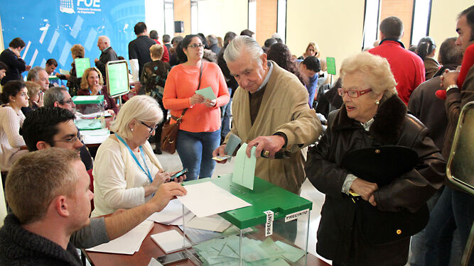 Votación en la sede de la FOE, en los pasados comicios autonómicos, el 22 de marzo de 2015.