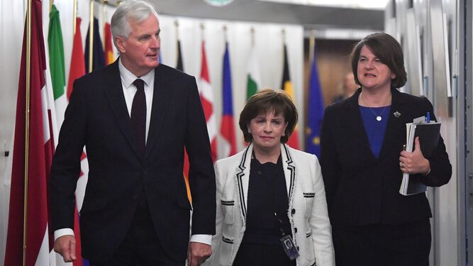 Barnier camina junto a las políticas norirlandesas Diane Dodds (c) y Arlene Foster (d)