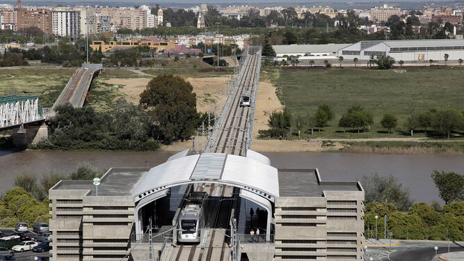 Un metro realiza una para en San Juan Bajo.