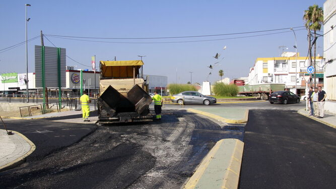 Culmina el proyecto de asfaltado de la avenida del Horcajo de Los Palacios.