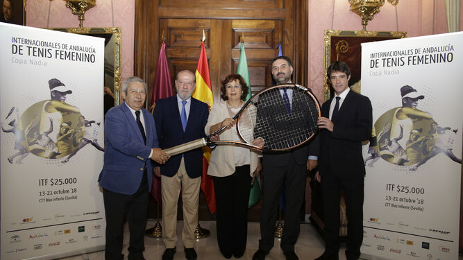 De izquierda a derecha, el presidente de la Federación Andaluza de Tenis, el presidente de Diputación, la vicepresidenta de la Federación Andaluza  de Tenis, el consejero de Turismo y Deporte y el concejal de Deportes del Ayuntamiento Sevilla.