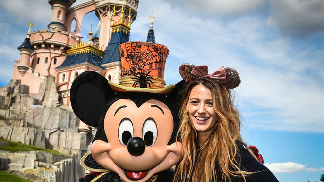 Blake Lively, con Mickey Mouse en Disneyland Paris.